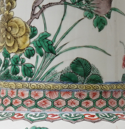 Un vase de forme yenyen en porcelaine de Chine famille verte, Kangxi